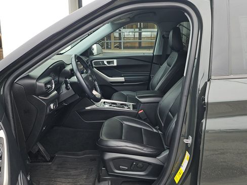 Used 2022 Ford Explorer XLT w/ Equipment Group 202A image 13