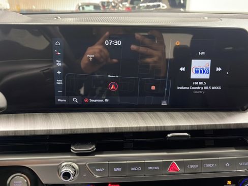 Used 2024 Kia Telluride EX w/ EX Captain's Chair Package AWD/4WD image 9
