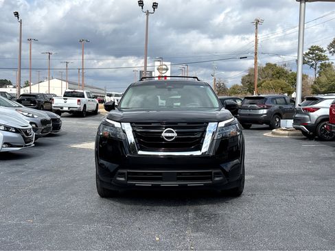 Used 2025 Nissan Pathfinder SV w/ SV Premium Package image 2