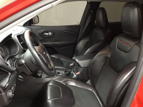 Used 2019 Jeep Cherokee Trailhawk image 11