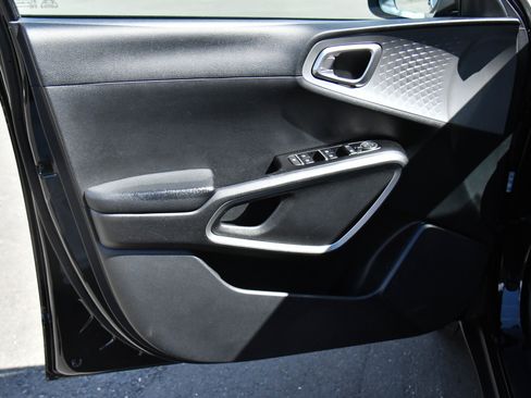 Used 2023 Kia Soul LX image 13