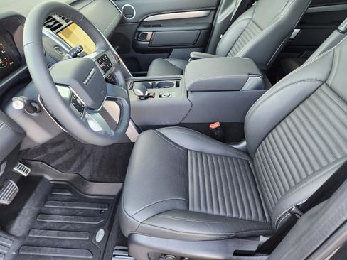 New 2025 Land Rover Discovery Dynamic SE image 8