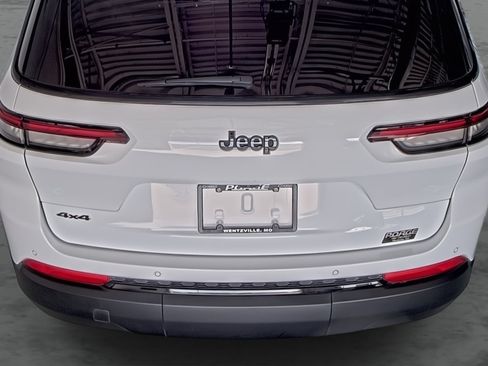 Used 2024 Jeep Grand Cherokee L Altitude AWD/4WD image 12