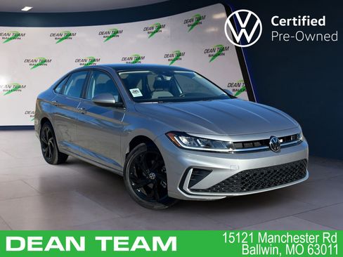 Certified 2025 Volkswagen Jetta SE w/ Sunroof Package image 1