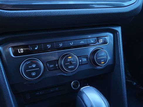 Used 2021 Volkswagen Tiguan SE image 30