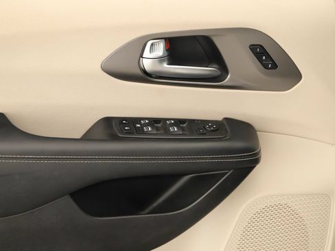 Used 2022 Chrysler Pacifica Touring-L w/ Uconnect Theater Family Group AWD/4WD image 22