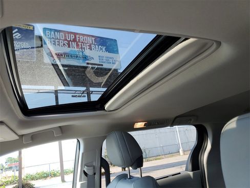 Used 2022 Toyota Sienna XLE image 33