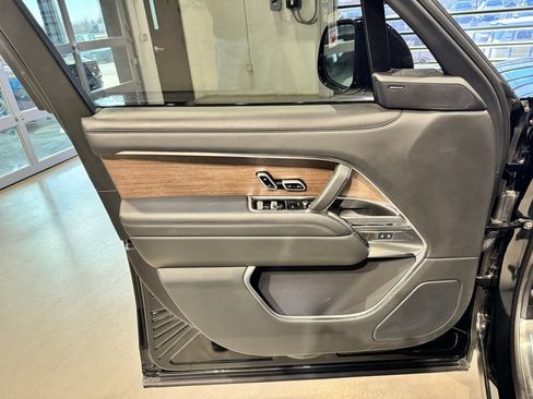 Used 2025 Land Rover Range Rover SE image 12