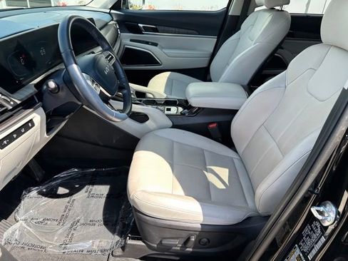 Used 2024 Kia Telluride EX w/ EX Captain's Chair Package AWD/4WD image 21