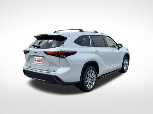 New 2025 Toyota Highlander Limited image 5