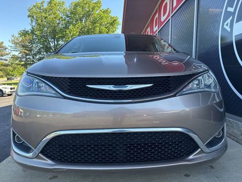 Used 2017 Chrysler Pacifica Touring-L FWD image 8