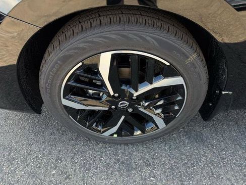 New 2025 Nissan Versa SR w/ Trunk Package image 9