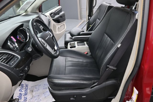 Used 2016 Chrysler Town & Country Touring w/ Driver Convenience Group FWD image 16