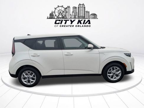 Certified 2025 Kia Soul LX w/ LX Technology Package FWD image 5