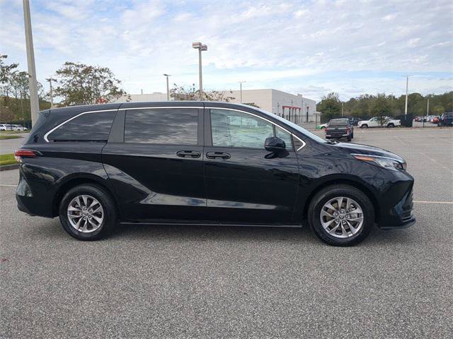 Certified 2022 Toyota Sienna LE FWD image 3