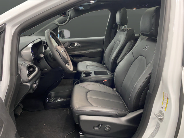 New 2026 Chrysler Pacifica Select w/ S Appearance Package FWD image 4