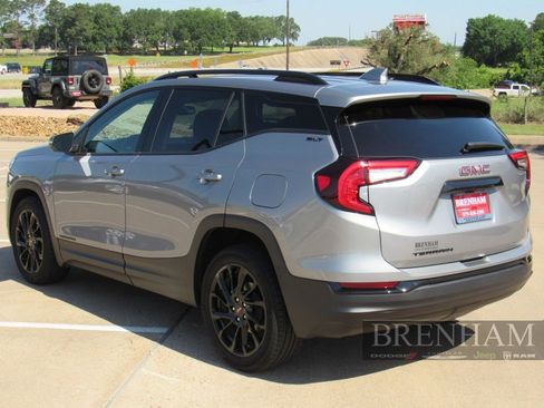 Used 2024 GMC Terrain SLT w/ Elevation Edition FWD image 3