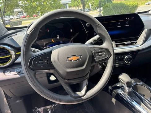 Used 2025 Chevrolet Trax LT FWD image 7
