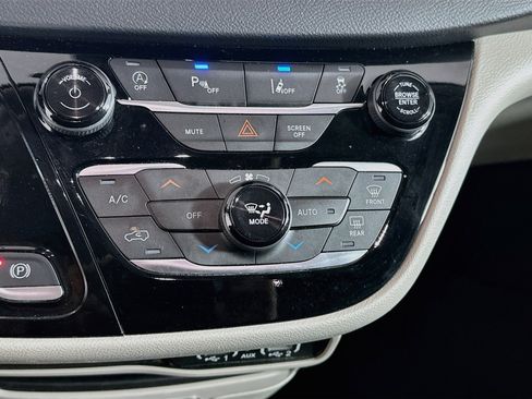 Used 2024 Chrysler Pacifica Touring-L FWD image 23