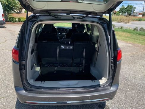 Used 2018 Chrysler Pacifica Touring-L Plus w/ Tire & Wheel Group FWD image 9