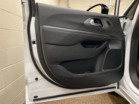 New 2026 Chrysler Pacifica Select FWD image 15