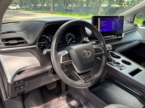 Used 2025 Toyota Sienna XLE FWD image 38