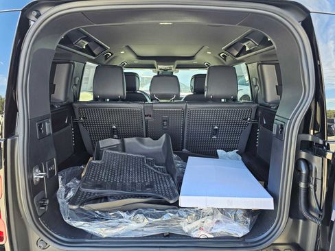 New 2024 Land Rover Defender 110 SE image 13