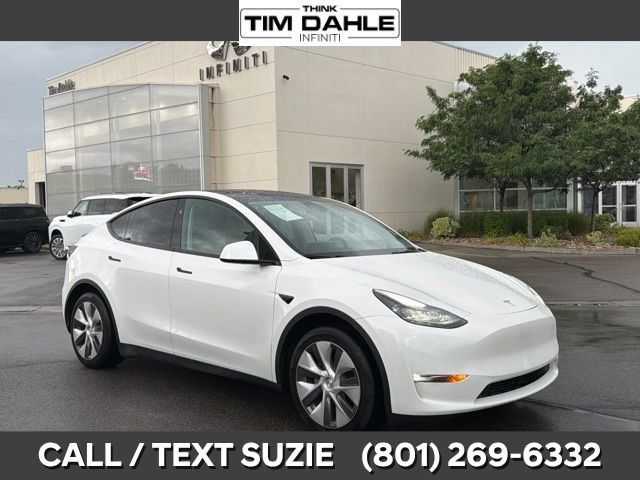 Used 2024 Tesla Model Y Long Range AWD/4WD image 1