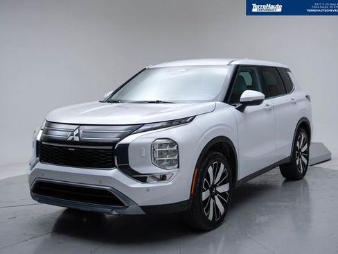 Used 2025 Mitsubishi Outlander SE image 1