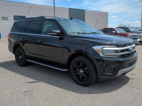 Used 2022 Ford Expedition XLT AWD/4WD image 2