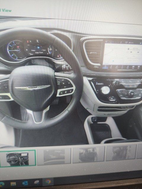 Used 2024 Chrysler Pacifica Limited FWD image 5