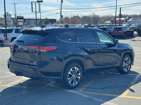 Used 2020 Toyota Highlander XLE AWD/4WD image 6