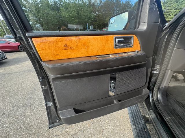 Used 2013 Lincoln Navigator 4WD image 20
