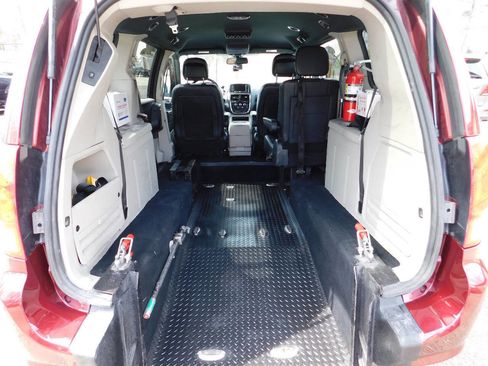 Used 2020 Dodge Grand Caravan SXT image 4