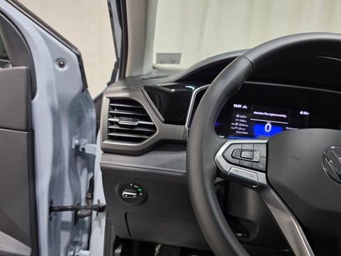 Certified 2025 Volkswagen Taos SE image 16