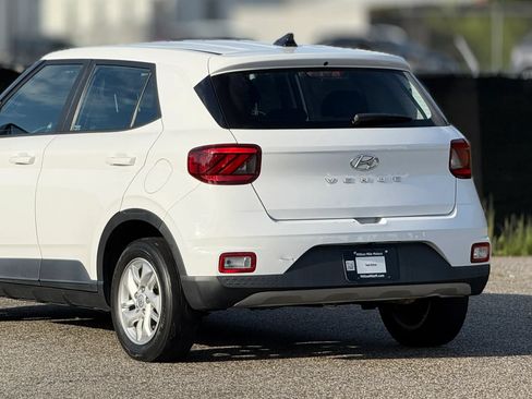 Used 2021 Hyundai Venue SE FWD image 16