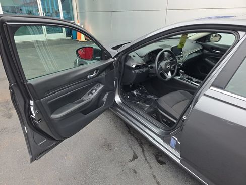 Used 2025 Nissan Altima 2.5 SV FWD image 11