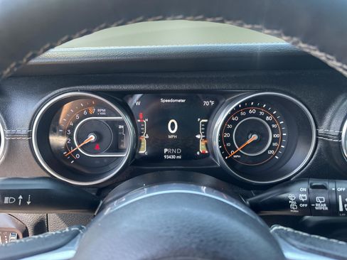 Used 2018 Jeep Wrangler Unlimited Sahara AWD/4WD image 14
