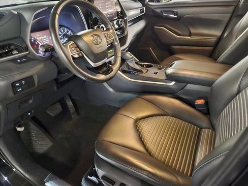 Used 2024 Toyota Highlander XSE FWD image 9