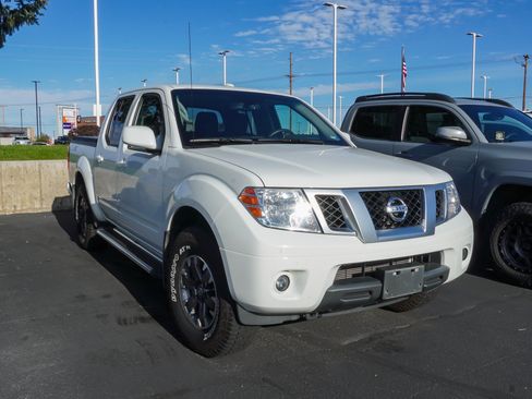 Used 2017 Nissan Frontier PRO-4X AWD/4WD image 2
