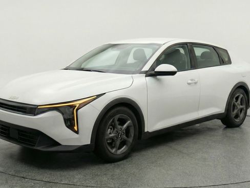 Used 2025 Kia K4 LXS FWD image 3