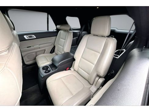 Used 2015 Ford Explorer XLT w/ Equipment Group 202A AWD/4WD image 34