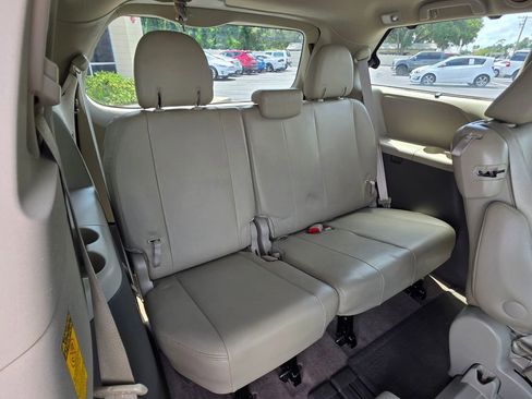 Used 2014 Toyota Sienna Limited image 17