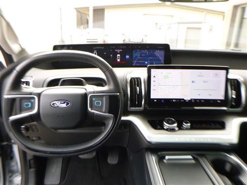 Used 2025 Ford Expedition Platinum AWD/4WD image 13