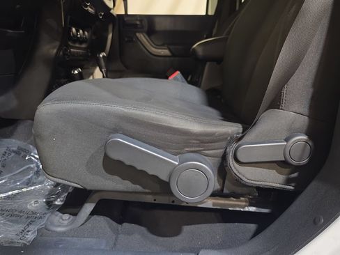 Used 2018 Jeep Wrangler Unlimited Sport S AWD/4WD image 14