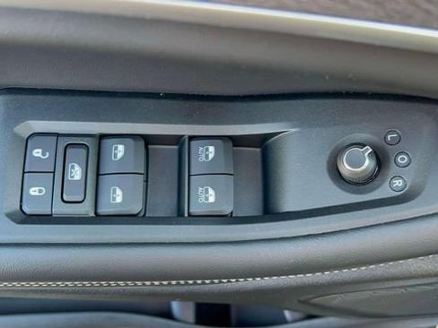 Used 2024 Jeep Grand Cherokee Limited w/ Black Appearance Package AWD/4WD image 23