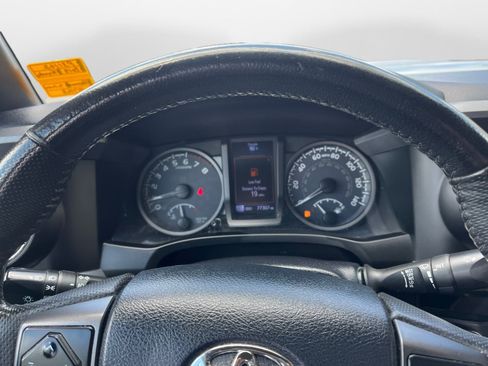 Used 2018 Toyota Tacoma TRD Sport AWD/4WD image 11