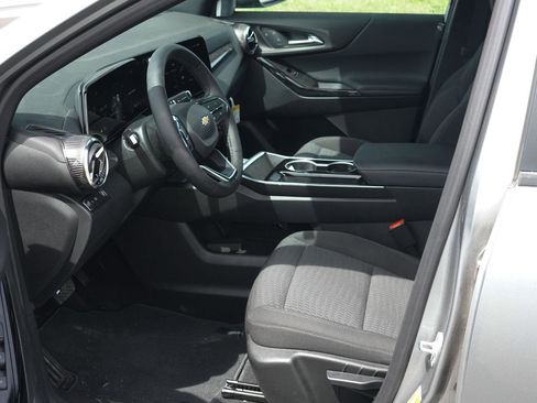 New 2025 Chevrolet Equinox LT w/ Safety and Technology Package image 25