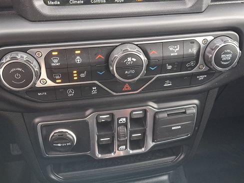 Used 2021 Jeep Wrangler Unlimited Sahara AWD/4WD image 8