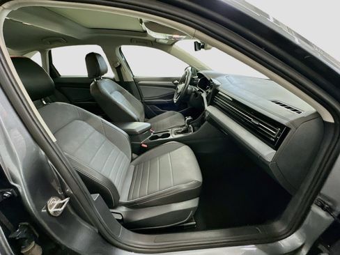 Used 2025 Volkswagen Jetta SE FWD image 33